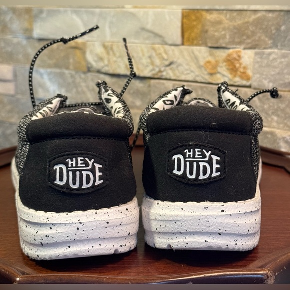 Yth Sz 5 Hey Dude Wally Sox Stitch Wide Shoes Black White Boat Beach Shoes EUC - Picture 2 of 7